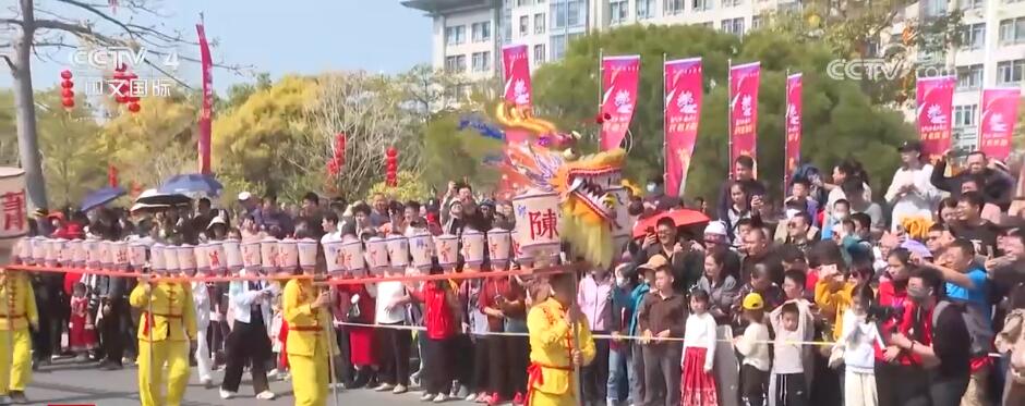 民俗“踩街”闹新春、博物馆里过大年 各地旅游市场火热 文化氛围拉满(图1)