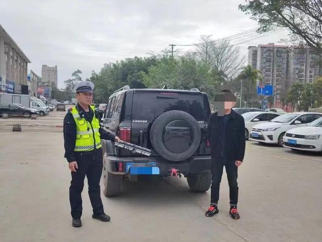 车顶非法安装“爆闪灯”被举报交警：安排！(图2)