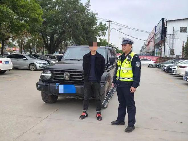 车顶非法安装“爆闪灯”被举报交警：安排！(图1)