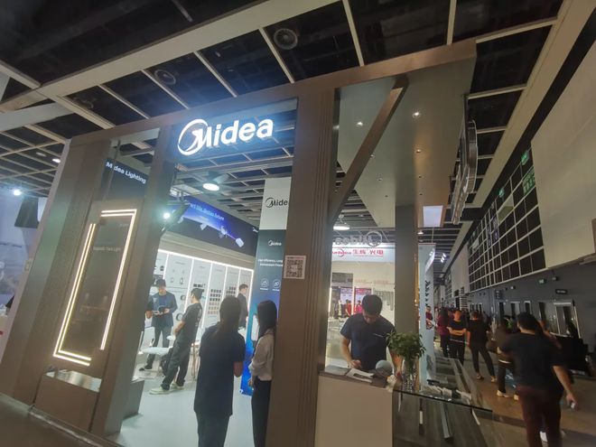 香港国际春季灯饰展盛大举行各企业产品亮点精彩呈现(图6) 香港国际春季灯饰展盛大举行各企业产品亮点精彩呈现(图6)