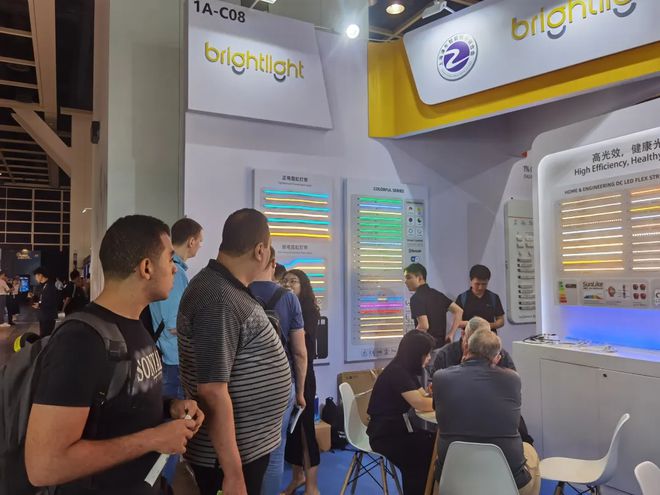 香港国际春季灯饰展盛大举行各企业产品亮点精彩呈现(图12) 香港国际春季灯饰展盛大举行各企业产品亮点精彩呈现(图12)