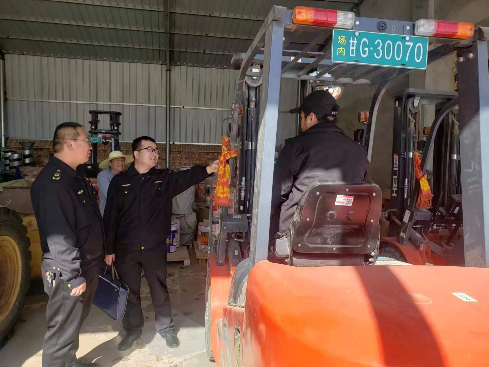 甘肃省临泽县新华镇市场监管所开展叉车专项检查(图1)
