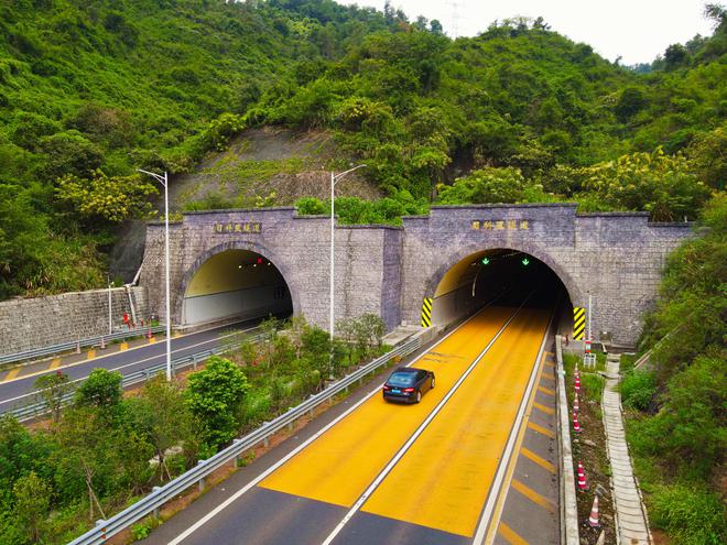 浙江省首个高速公路隧道智能照明系统投用(图1)