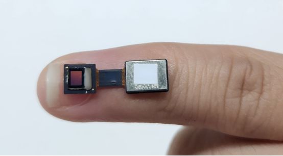 120万nits鸿石智能发布混合堆叠全彩Micro LED(图2)