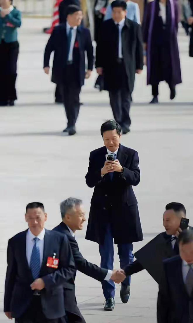 雷军第一个发言又紧张的扣手他在人群高举小米手机他头发白了(图11)