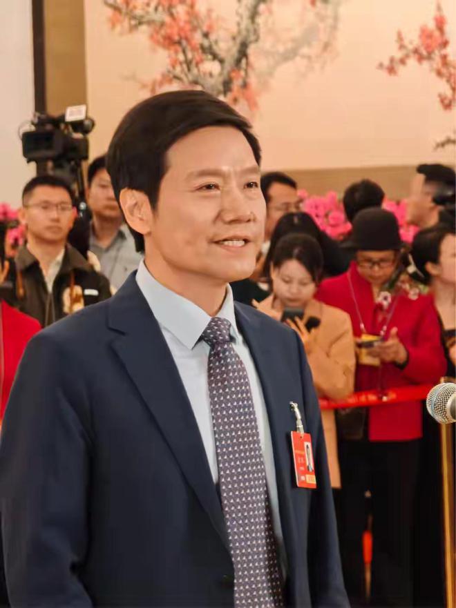 雷军第一个发言又紧张的扣手他在人群高举小米手机他头发白了(图2)