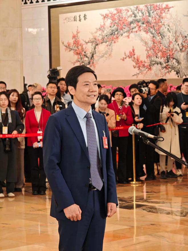 雷军第一个发言又紧张的扣手他在人群高举小米手机他头发白了(图5)