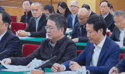 雷军第一个发言又紧张的扣手他在人群高举小米手机他头发白了(图8)